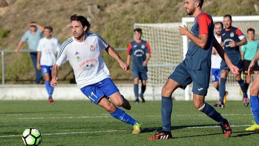 Iván, del Marcón, conduce un balón durante un partido de liga. // R. V.