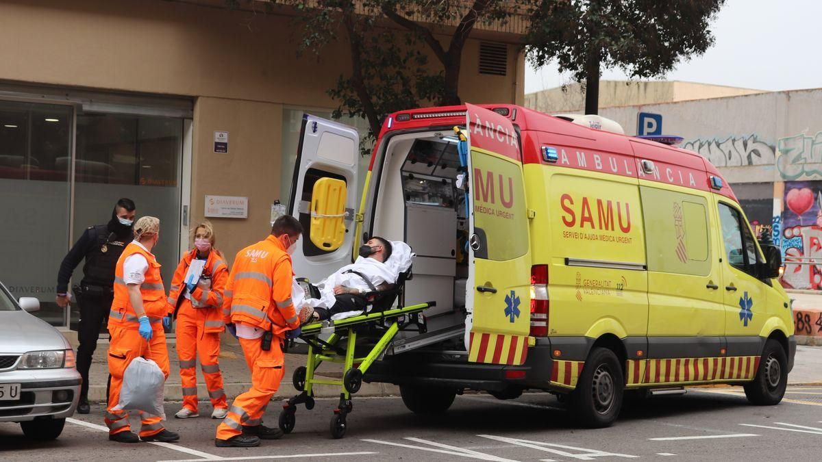 Los sanitarios introducen en la ambulancia al joven acuchillado en la avenida Primero de Mayo de València. / IGNACIO CABANES