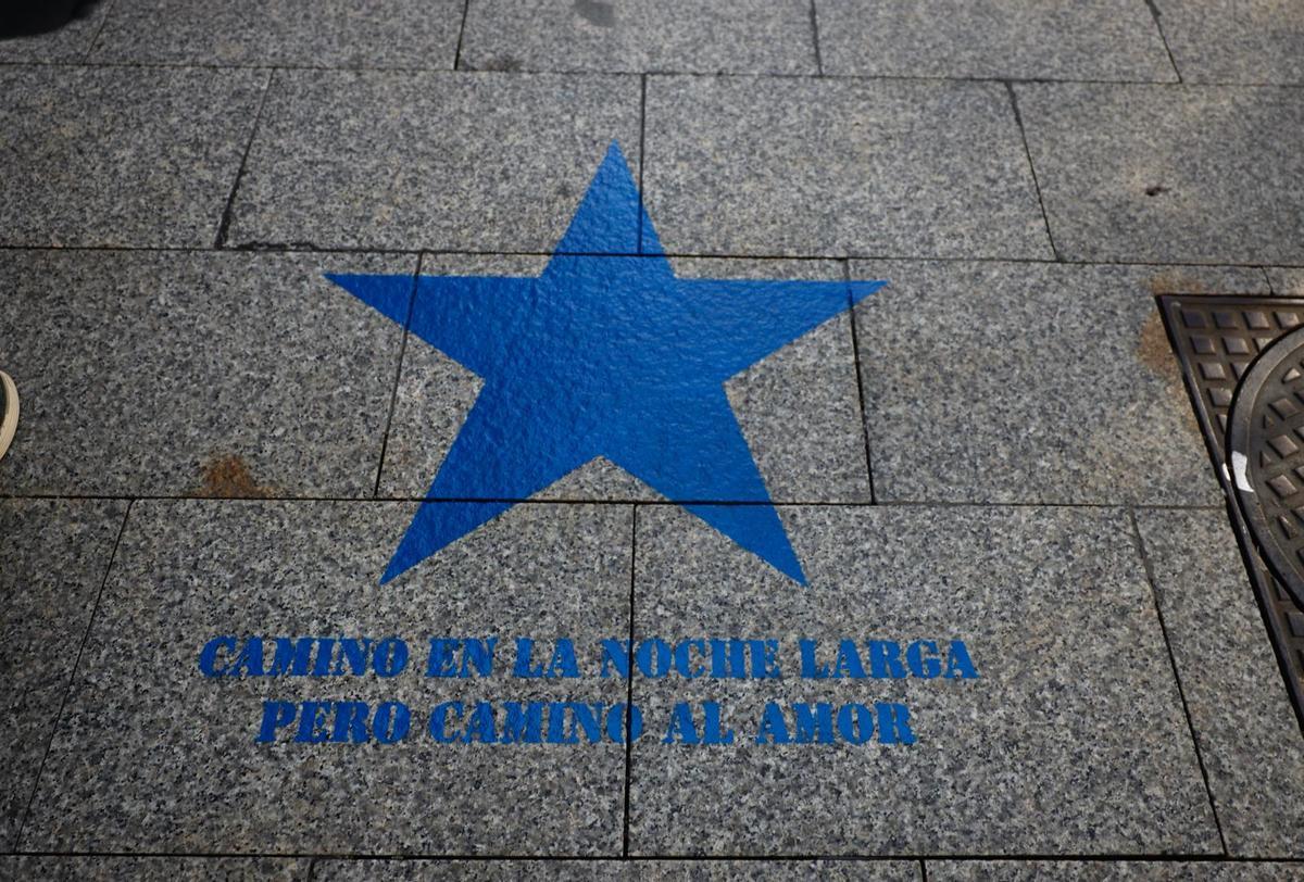 Una de las estrellas azules dibujadas en el paseo Independencia de Zaragoza.