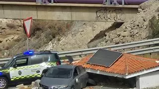 Cruza dos carriles y acaba contra una parada de guaguas en Canarias