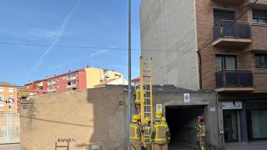 Crema una biga de fusta en una nau del carrer de la Indústria de Manresa