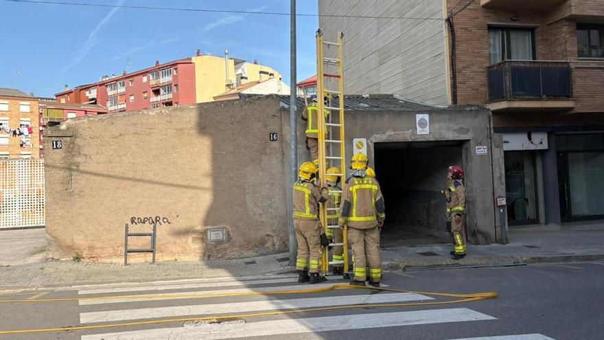 Crema una biga de fusta en una nau del carrer de la Indústria de Manresa