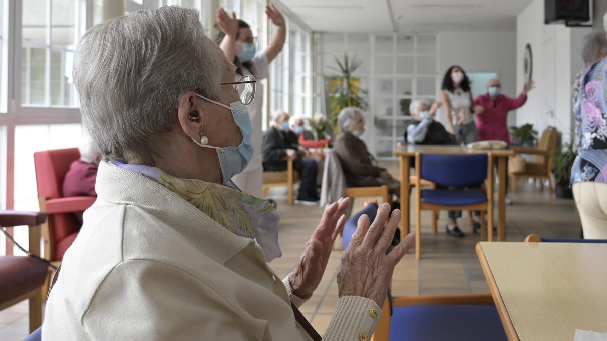 Varias personas mayores, en una residencia de mayores gallega.