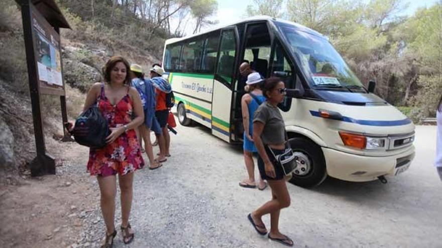 Autobús que lleva a Cala Salada.