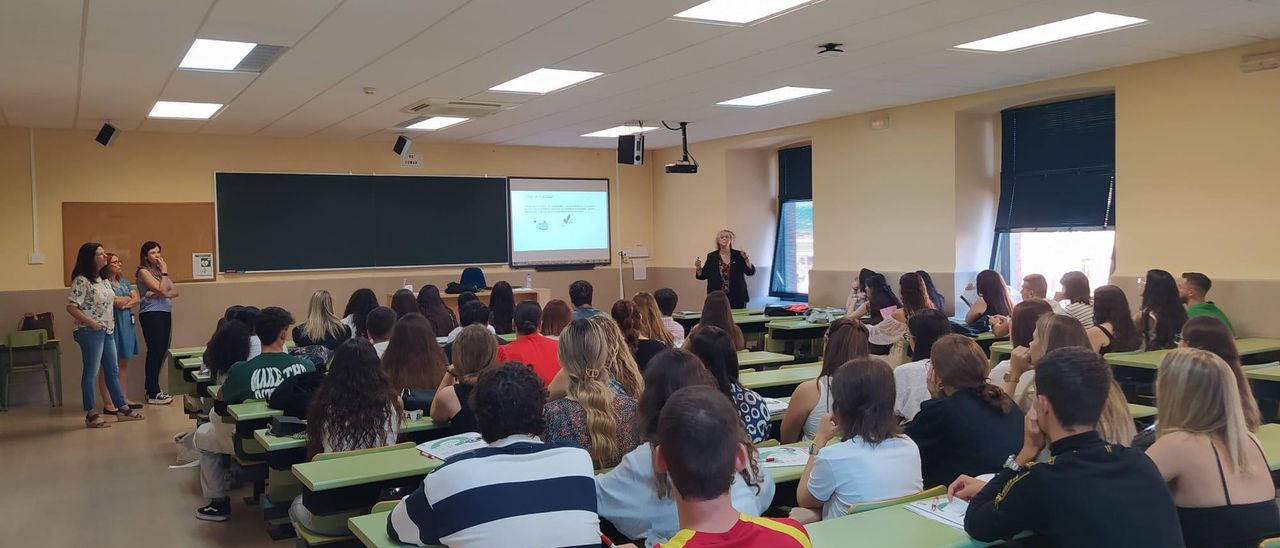 Acogida a nuevos alumnos del centro universitario de Plasencia.