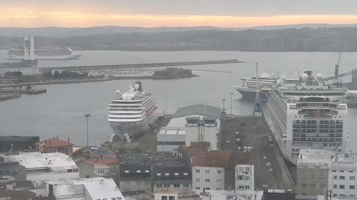 Entrada en A Coruña del cuarto de los cinco cruceros durante la segunda mayor escala de trasatlánticos en la ciudad