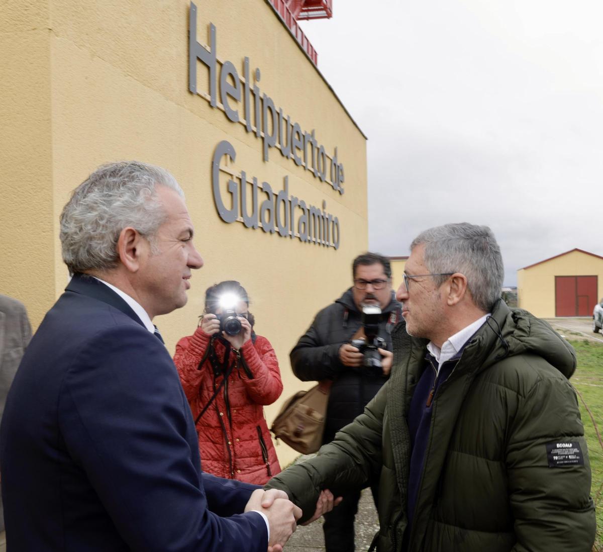 El delegado del Gobierno, Nicanor Sen saluda al secretario de Estado de Medio Ambiente, Hugo Morán, hoy en Salamanca.