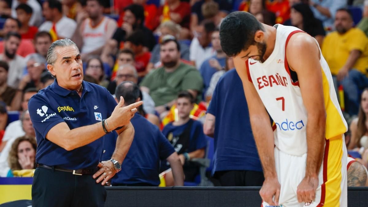 Scariolo dando instrucciones a Aldama, uno de los grandes referentes de 'La Familia'