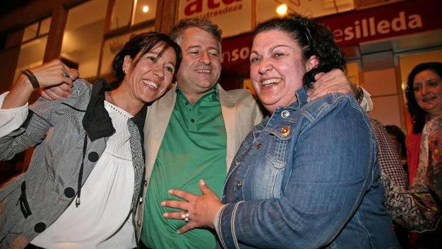 Cuiña abraza a las ediles electas Ana González y Pilar Peón. // Bernabé/Luismy