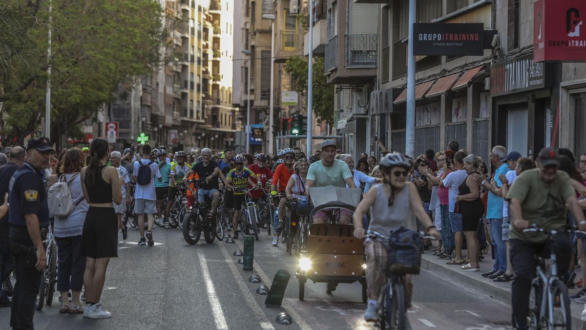 Protesta en Elche para "salvar" los carriles bici