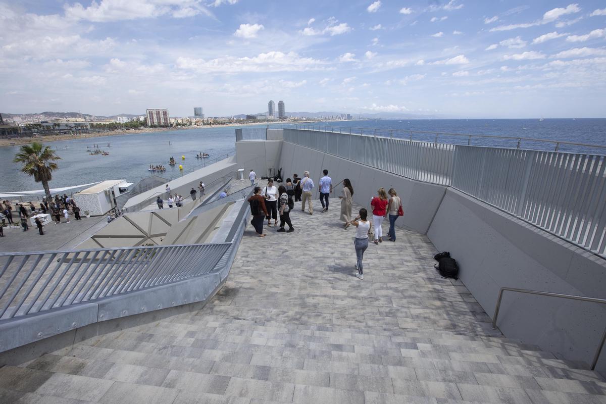 Barcelona estrena mirador y escaleras en la playa de Sant Sebastià