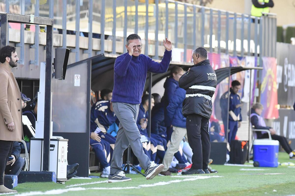 Eldense-Cádiz: El Eldense de Ponz toca fondo (1-4)