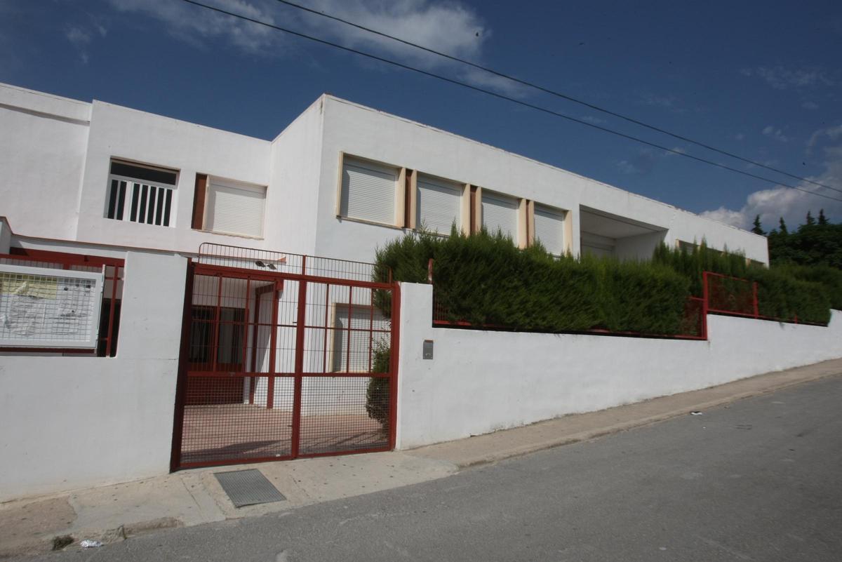 Entrada al colegio de Enguera en una imagen de archivo.