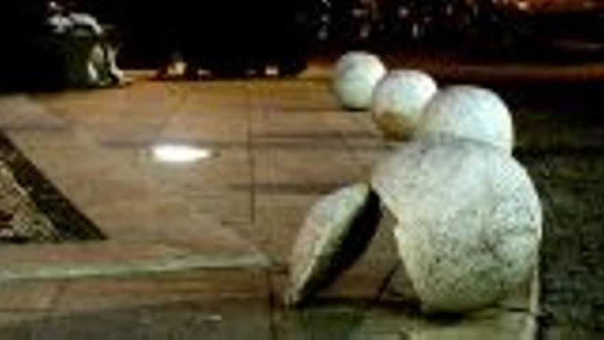 Una de las bolas decorativas de la Plaza aparece rota por la mitad