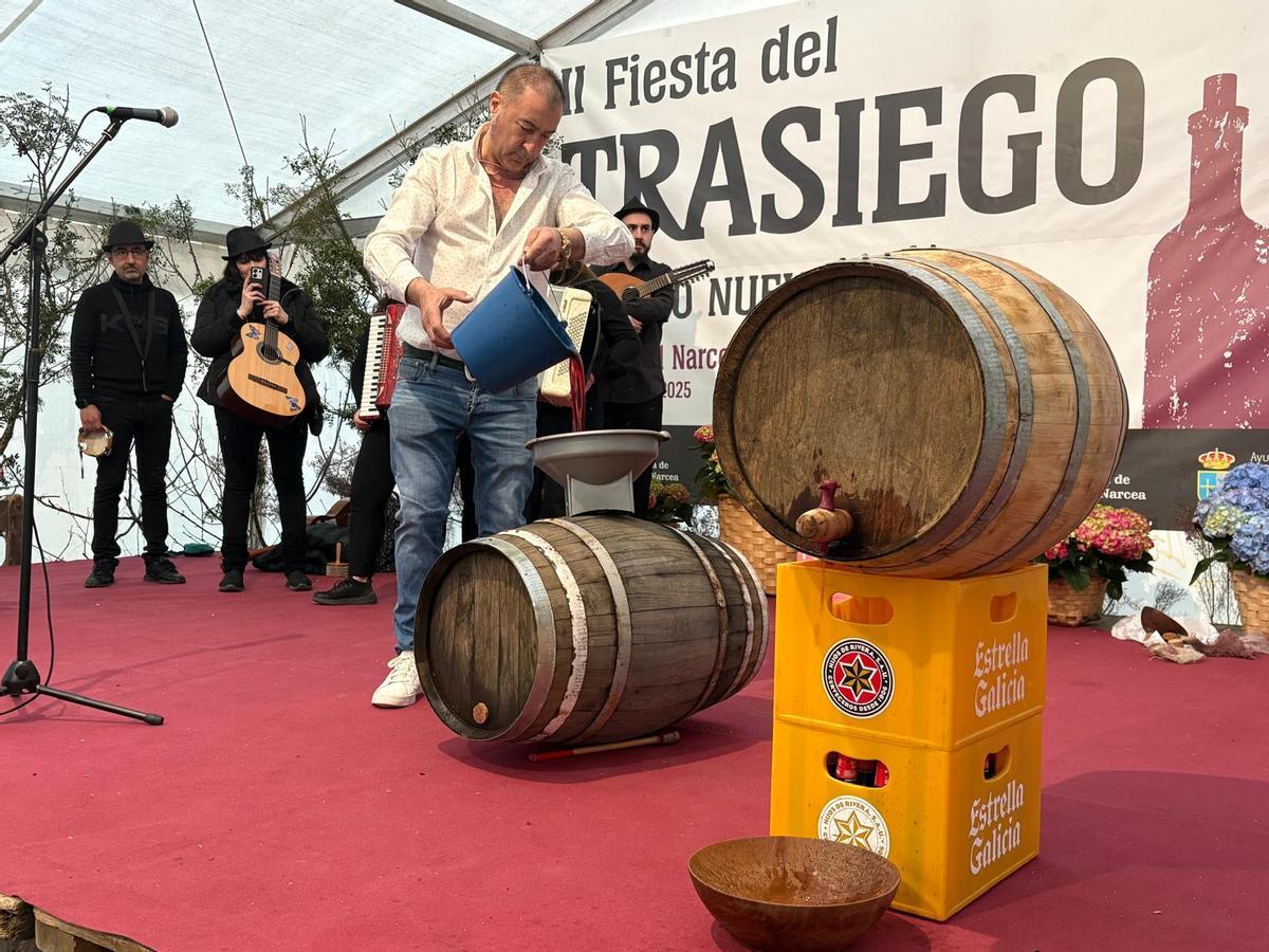 José Manuel García realizando el trasiego en la edición anterior.