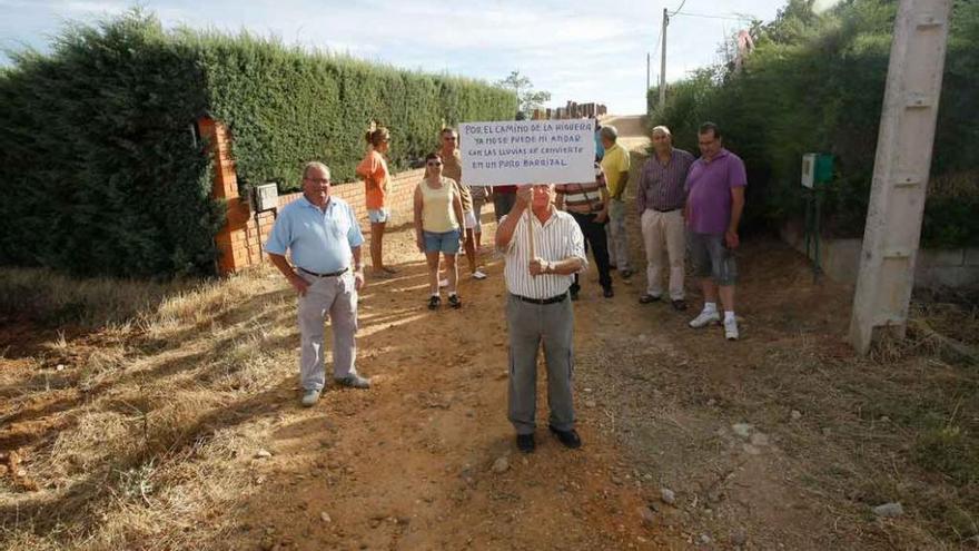 Un grupo de vecinos del camino de la Higuera, en la zona que está en pésimas condiciones.