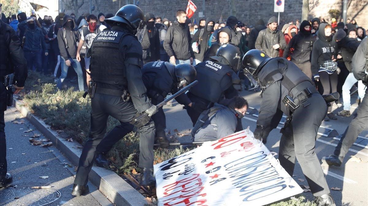 Los Mossos realizando varias cargas en el Paral.lel. Los Mossos realizando varias cargas en el Paral.lel.