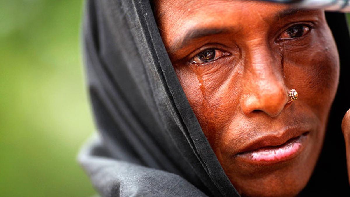 Un supervivent del cicló ’Aila¿ es commou durant una cerimònia en memòria de les víctimes mortals en el temporal que va afectar Dhaka (Bangla Desh).