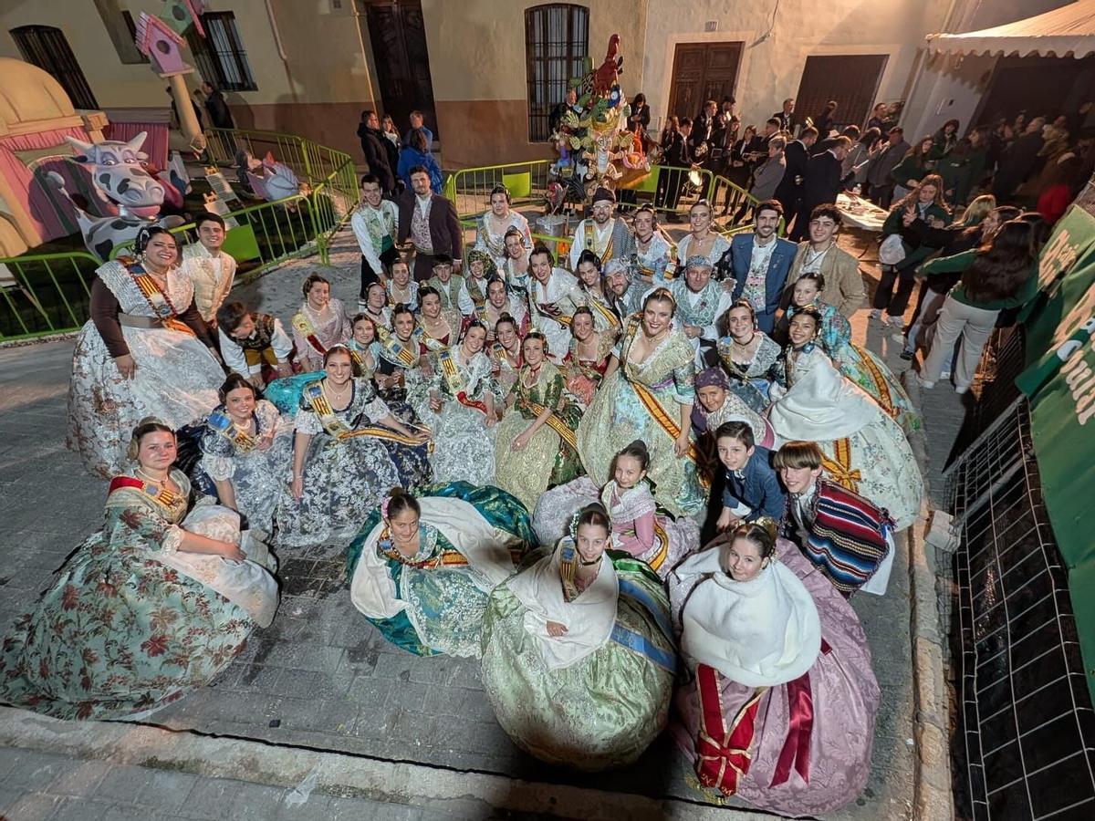 Un grupo de falleros y falleras de Oliva, en una imagen de archivo.