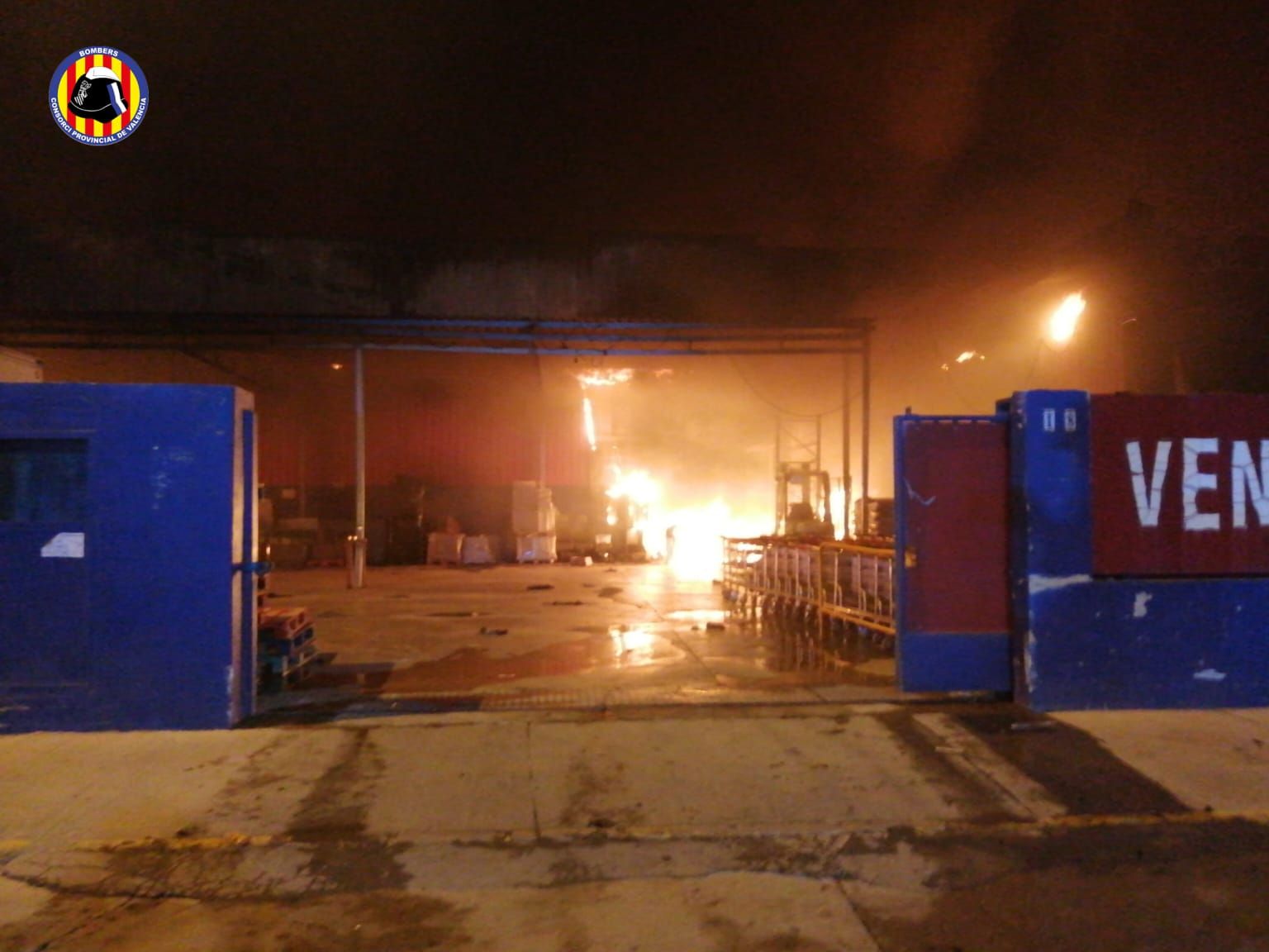 El incendio del bazar en Manises, desde cerca