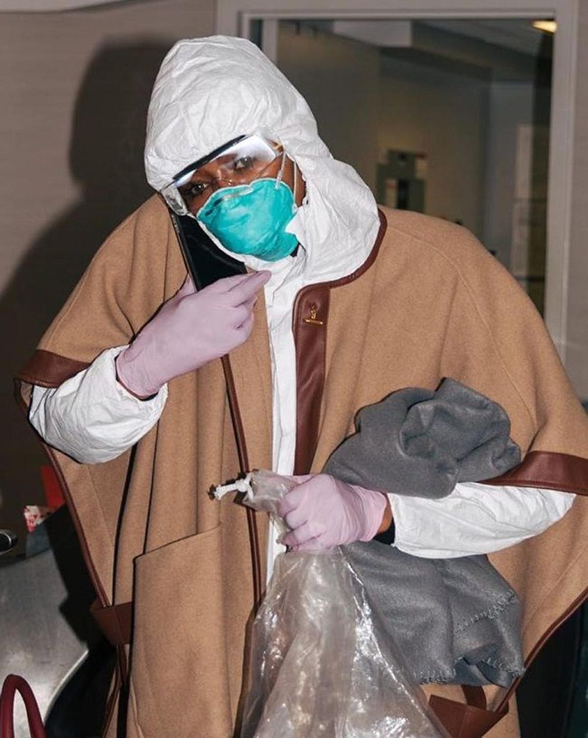 Naomi Campbell en el aeropuerto con protección ante el Coronavirus