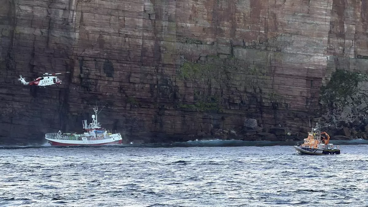 Espectacular rescate de un pesquero gallego en el norte de Escocia