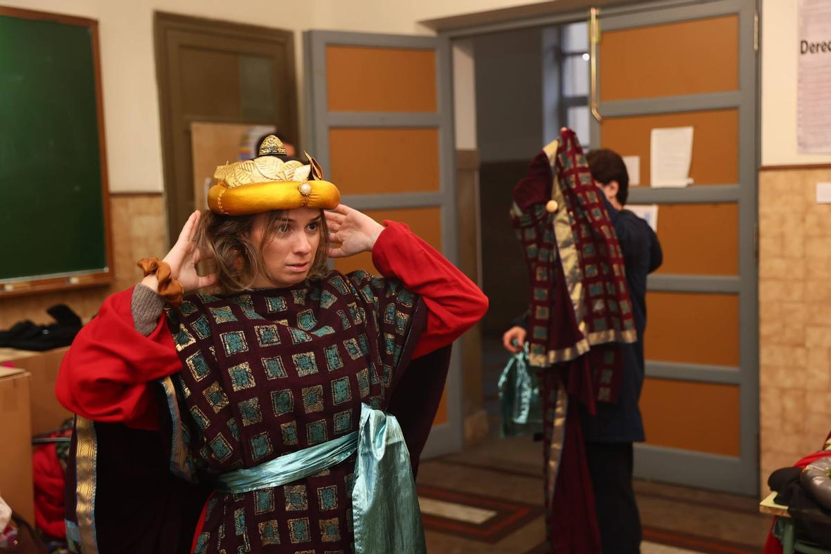 Reportaje con las pruebas de los trajes de la comitiva de los reyes Magos en la Cabalgata de Oviedo. Quedamos a las 16:45 en la puerta del Alfonso con uno de los grupos que va a desfilar