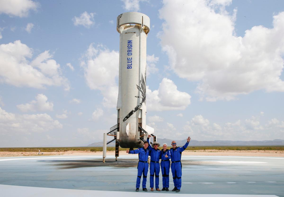 Bezos y la tripulación de su Blue Origin.
