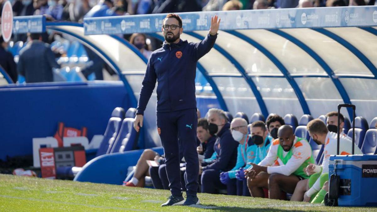 Bordalás da instrucciones a sus jugadores en el partido.