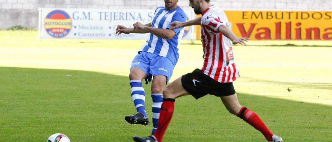 El jugador del Avilés Nacho Fernández ante Yeray, del Siero.