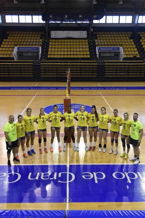 25-02-20 DEPORTES. CENTRO INSULAR DE LOS DEPORTES. LAS PALMAS DE GRAN CANARIA. Entrenamiento y foto de grupo del equipo femenino de volleyball IBSA 7 Palmas.    Fotos: Juan Castro.  | 25/02/2020 | Fotógrafo: Juan Carlos Castro