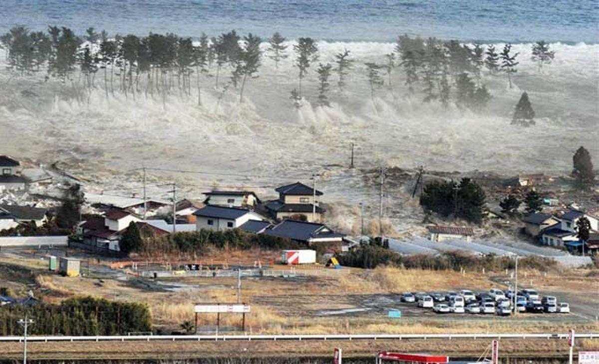 Les onades del tsunami inunden la ciutat de Natori, a la prefectura de Miyagi. Les onades del tsunami inunden la ciutat de Natori, a la prefectura de Miyagi.