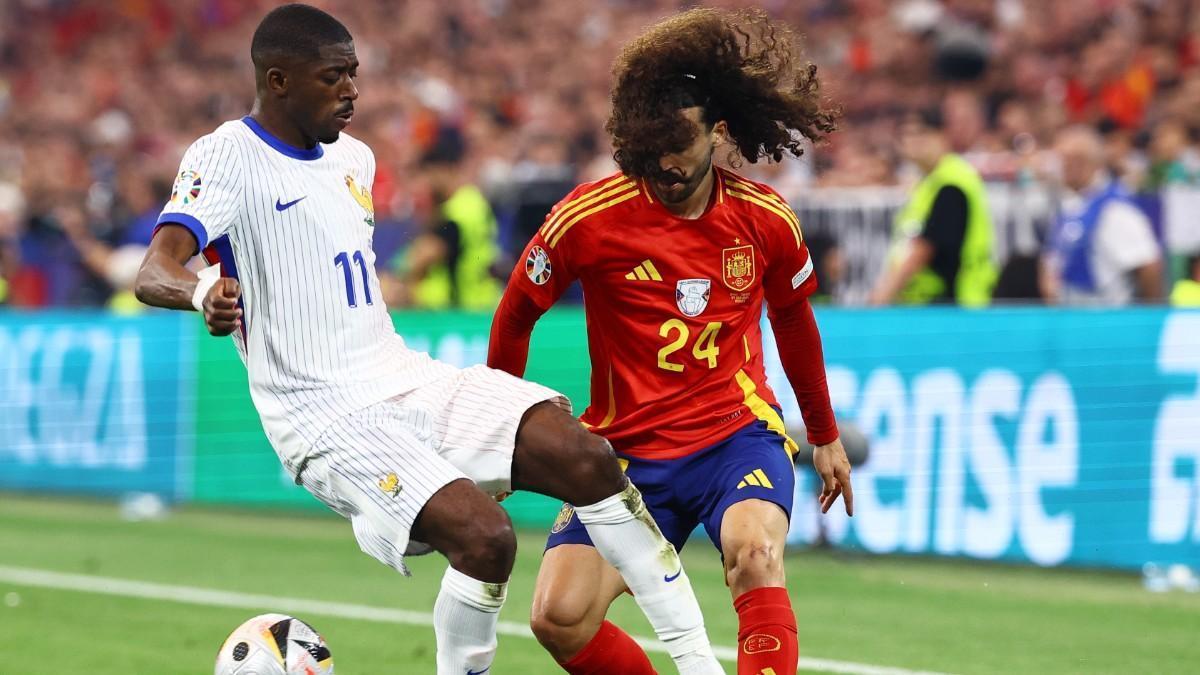 Cucurella disputa la posesión con Dembélé durante el España - Francia