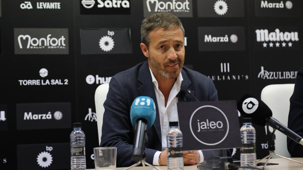 Óscar Cano, en una rueda de prensa con el Castellón.