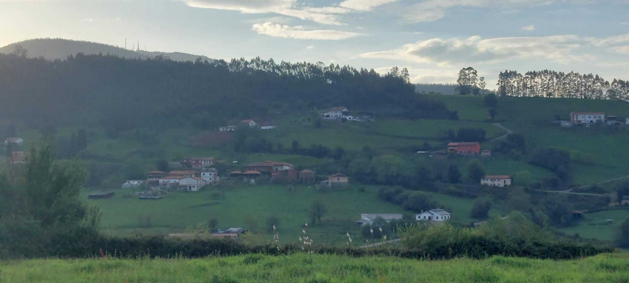 Arlós, un mar de verde en la zona rural de Llanera: así es la parroquia de espectacular paisaje y guardesa de un templo románico