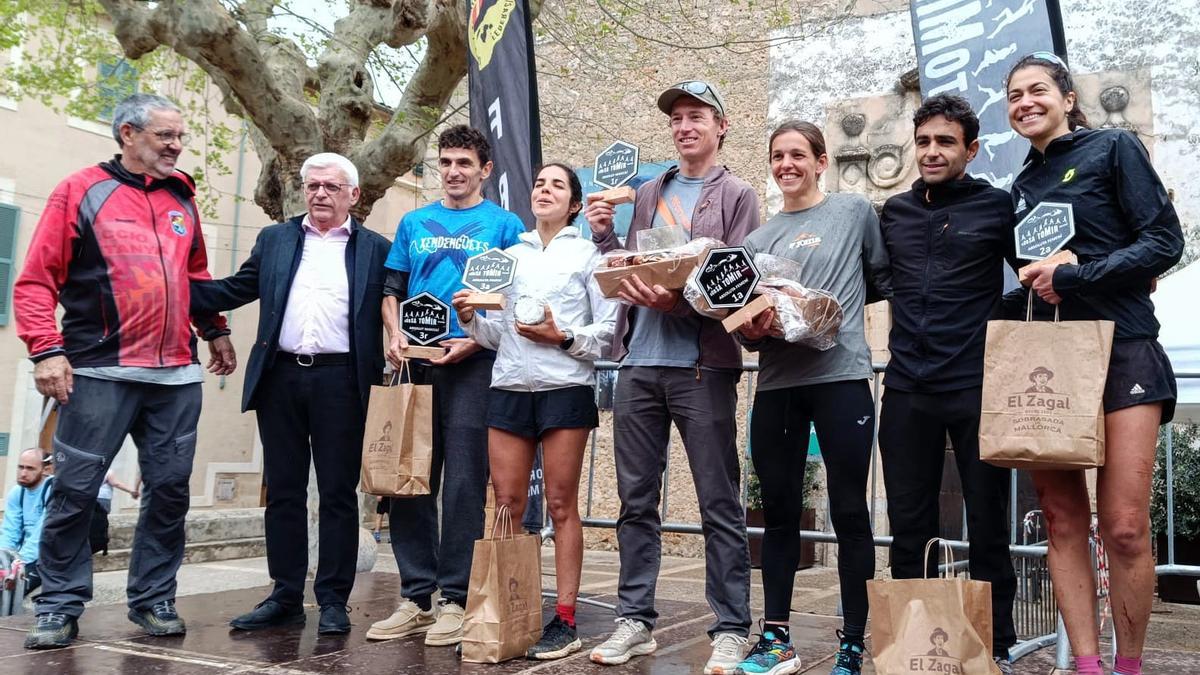 Los ganadores de la prueba CxM Tomir posan tras la entrega de trofeos