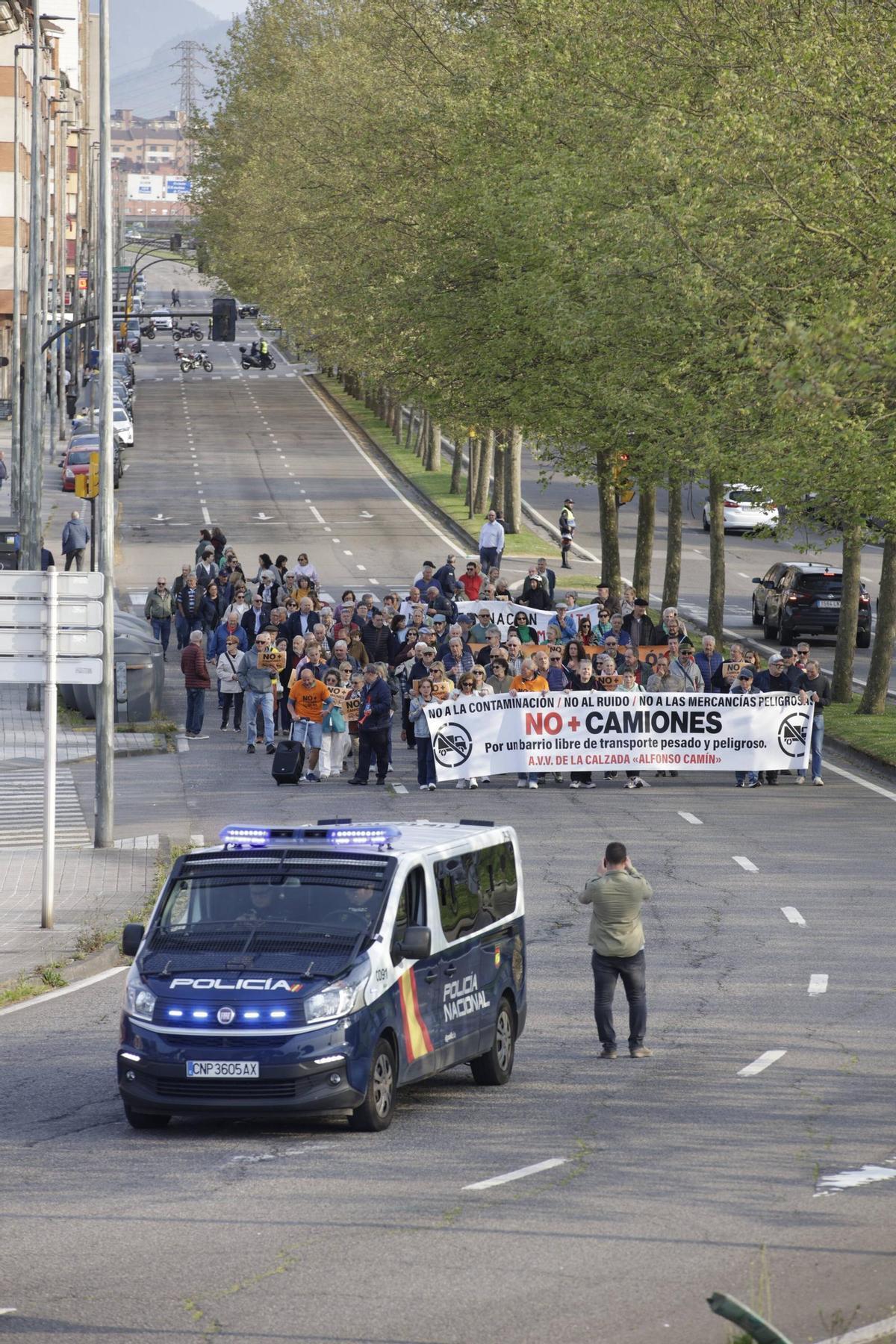 Nueva protesta vecinal en La Calzada contra el tráfico pesado (en imágenes)