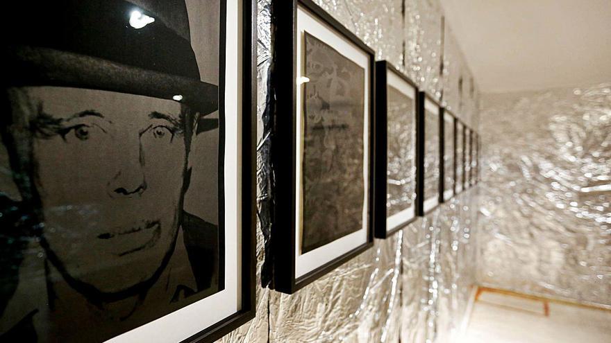 Ksar se estrena como galería de arte en Ibiza con obras de Andy Warhol y James Lee Byars