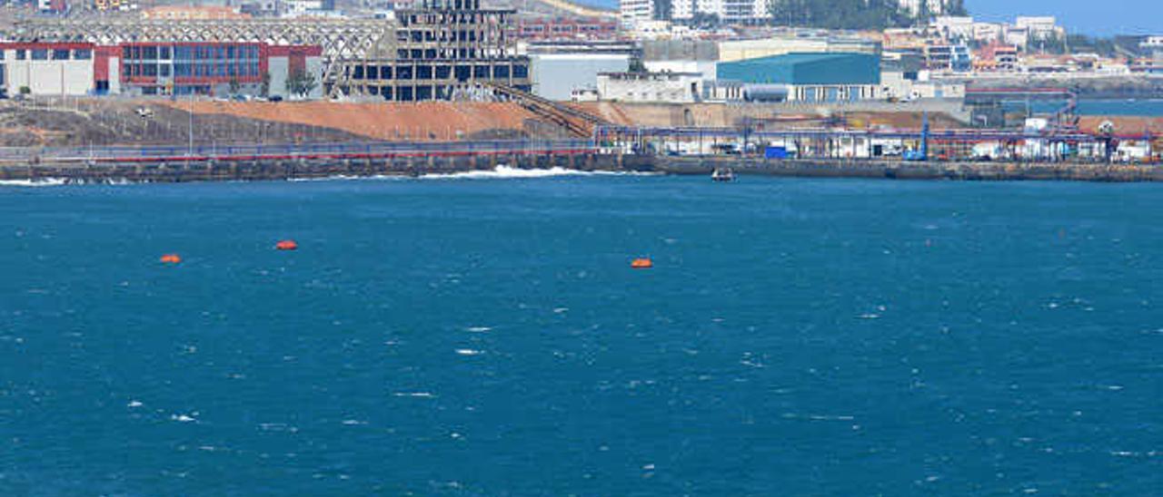 Vista actual del muelle de Salinetas, con la zona del fondeadero actual delimitada con boyas rojas.