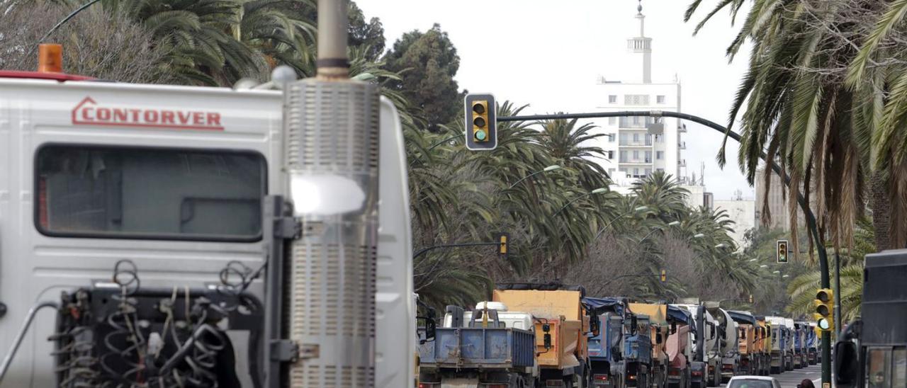 La marcha de camiones del pasado jueves por el paseo del Parque de Málaga. | ÁLEX ZEA