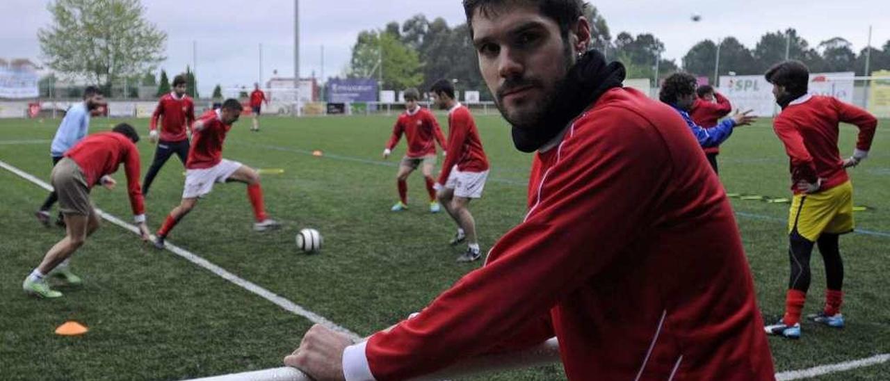 Guti, en un entrenamiento del Estradense en el Estadio Municipal. // Bernabé