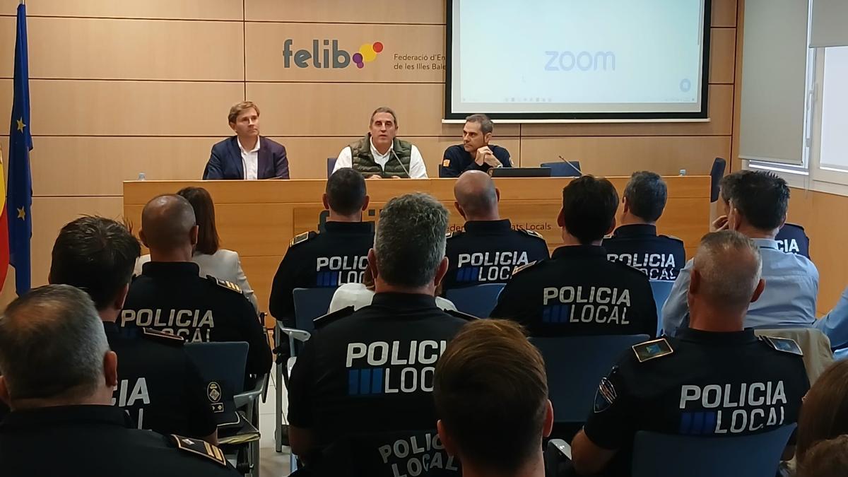 El director general de Emergencias e Interior, Pablo Gárriz, y el coordinador del programa, Rafel Covas, durante la presentación del proyecto ante los municipios de Mallorca, que podrán aplicarlo a partir del próximo año.