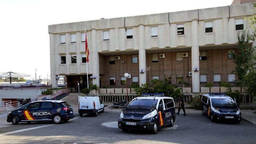 Policías en la puerta del centro de Sangonera.