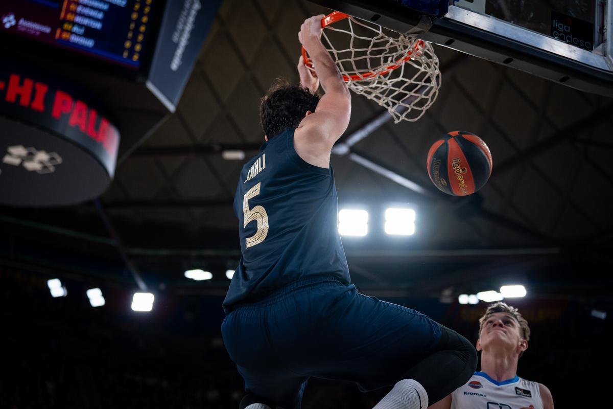 El pívot azulgrana Sertaç Sanli hace un mate en el Palau Blaugrana El pívot azulgrana Sertaç Sanli hace un mate en el Palau Blaugrana
