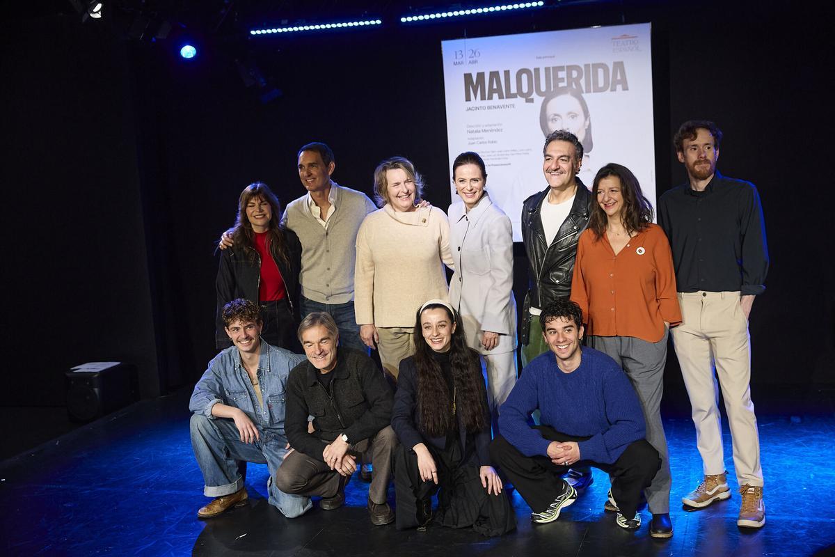 El equipo de la obra posa en el photocall de la versión contemporánea de 'La Malquerida' de Jacinto Benavente, en el Teatro Español, a 10 de marzo de 2026, en Madrid (España). El Teatro Español acoge desde el 13 de marzo al 26 de abril de 2026 la obra ‘Malquerida’, una versión contemporánea del clásico ‘La Malquerida’ de Jacinto Benavente, reinterpretando la tragedia original con un enfoque poético, acentuando el erotismo, el humor y la música popular. ? 10 MARZO 2026 Jesús Hellín / Europa Press 10/03/2026. Natalia Menéndez;Juan Carlos Rubio;Aitana Sánchez-Gijón;Juan;Carlos Vellido;Lucía Juárez;Goizalde Núñez;José Luis Alcobendas;Dani Pérez Prada;Álex Mola;Antonio Hernández Fimia;Jesús Hellín