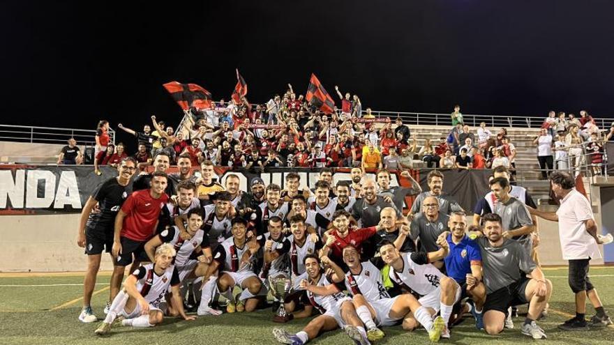 La plantilla del CAP Ciudad celebra el triunfo.