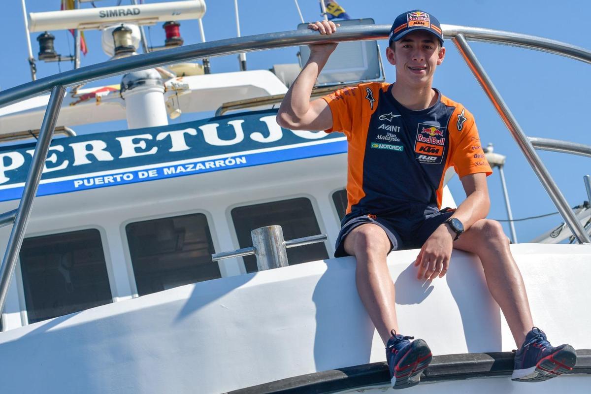 El murciano Pedro Acosta (KTM), en el barco pesquero de su padre en Mazarrón.