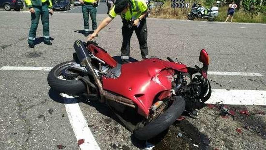 La moto del hombre herido grave ayer en Melón. // FdV