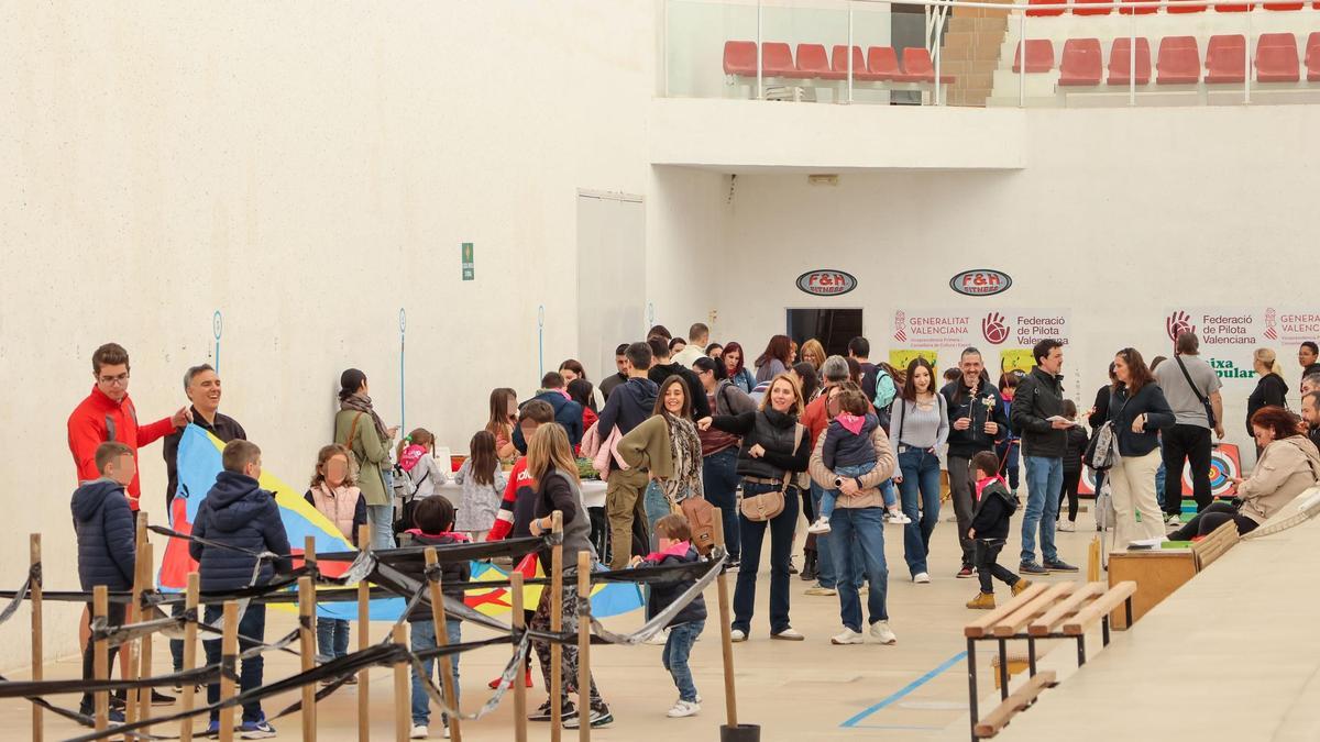 De manera excepcional, 'Peque Pasqua' se ha celebrado en las instalaciones del trinquet, por la amenaza de lluvia.