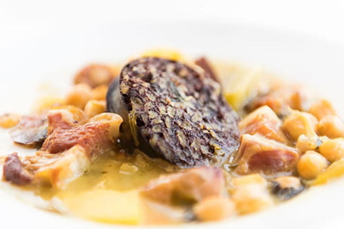 El cocido sarrionés del Restaurante Asador La Vía Verde